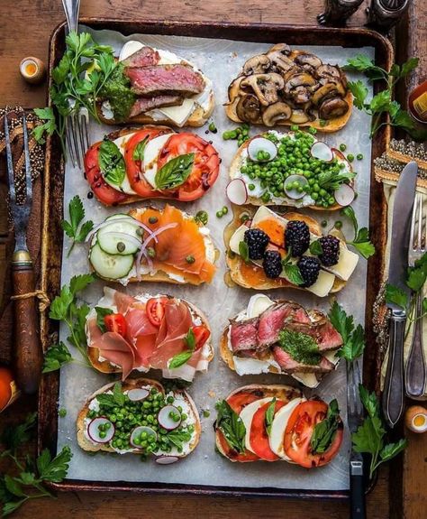 Sommer Mad, Quick Healthy Breakfast, Boat Food, Lake Food, Camping Recipes, Summer Camping, Toast Recipes, Food Platters, Clean Eating Snacks