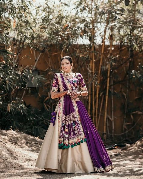 Marriage Outfits For Women Traditional, Marriage Chaniya Choli, Wedding Chaniya Choli Designs, Gagra Choli Fashion Weddings, Marriage Chaniya Choli Design, Wedding Chaniya Choli Indian Fashion, Grahsanti Outfit For Bride, Colour Full Lehenga, Mandap Muhurat Outfit For Bride Gujarati