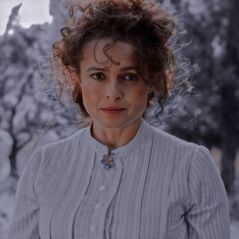 Helena Bonham Carter as Eudoria Holmes in Enola Holmes (2020) Enola Holmes Eudoria Holmes, Eudoria Holmes Aesthetic, Enola Holmes Mycroft, Helena Bonham Carter Enola Holmes, Enola Holmes Aesthetic Icons, Helena Bonham Carter Aesthetic, Eudoria Holmes, Enola Holmes Aesthetic, Belatrix Lestrange