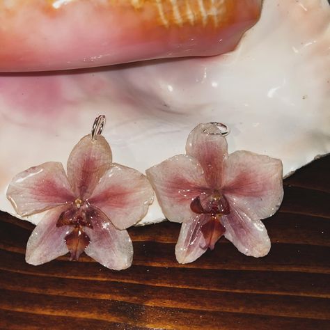 Ahhh these are my favorite orchid earrings I’ve made yet! They give summer, blush, sunrise, girly, lipgloss, etc.. They’re truly for the girls girls ☺️ Girly Lipgloss, Orchid Aesthetic, Summer Blush, Look 80s, Ethereal Jewelry, Orchid Earrings, Flowers Earrings, Earrings Aesthetic, Summer Earrings