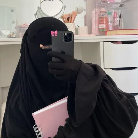 Xijaabka Muslim, Niqab Pics, Pink Niqab, Hampers Hijab, Mode Niqab, Niqab Aesthetic, Niqabi Girl, Muslimah Photography, Box Hampers