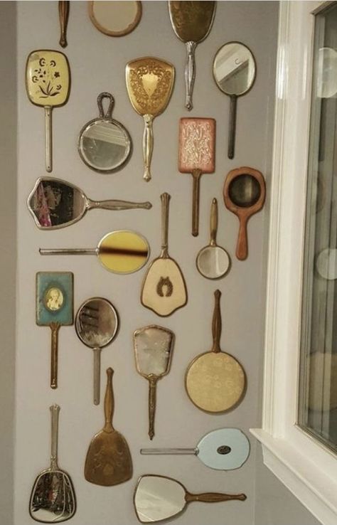 Vintage Hand Mirror Display, Wall Trinkets, Hand Mirror Wall, Old Hollywood Interior Design, Vintage Mirror Wall Decor, Dark Academia Room Ideas, Hand Mirrors, Mirror Gallery, Mirror Gallery Wall