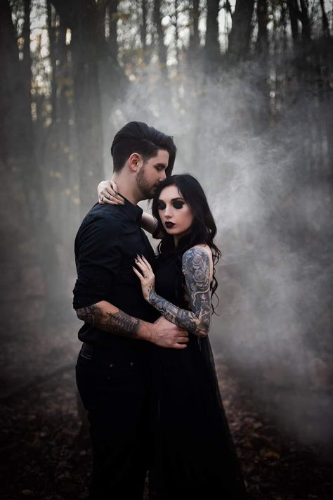 Moody Vow Renewal, Creepy Engagement Photos, Graveyard Wedding Photos, Witch Couple Photoshoot, Dark Wedding Pictures, Gothic Couple Photoshoot Ideas, Spooky Wedding Photography, Cemetary Photoshoot Couple, Gothic Wedding Pictures