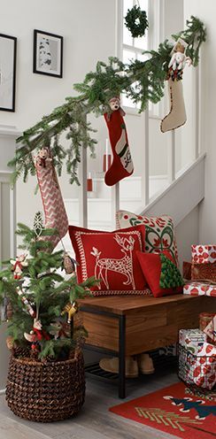 Christmas stairway Trunk Bench, Christmas Window Decoration, Christmas Stairs, Christmas Staircase, Bench Storage, Storage Trunk, Farmhouse Christmas Decor, Boxing Day, Noel Christmas