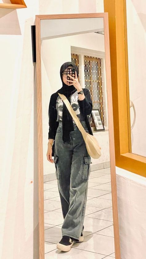 #outfitinspo #ootdinspo #ootdhijab #outfithijab #mixnmatch #ootdselebgram #outfitselebgram Outfit Konser, Outfit Hijab Simple, Outfit Ideas Hijab, Ootd Hijab Simple, Outfit Ngampus, Celana Kargo, Hijab Jeans, Ootd Simple, Ootd Poses