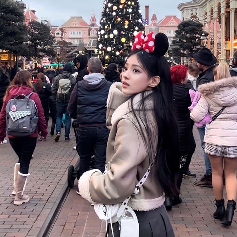 Disney Outfits Winter, Disney Winter Outfits, Disneyland Outfit Winter, Disney Poses, Japan Outfits, October Outfits, Disney Photo Ideas, 일본 패션, Disney World Outfits