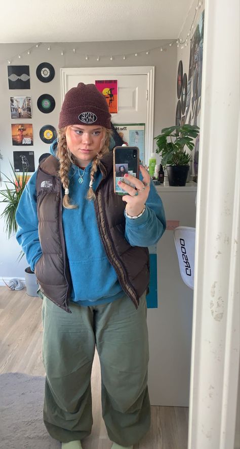 Crunchy Outfits Winter, Mid Size Granola Girl, Gronala Aesthetic Outfit, Masc Granola Outfits, Salty Granola Aesthetic Outfits, Midsize Granola Outfits, Salted Granola Aesthetic Outfits, Cute Outdoorsy Outfits, Plus Size Granola Outfits