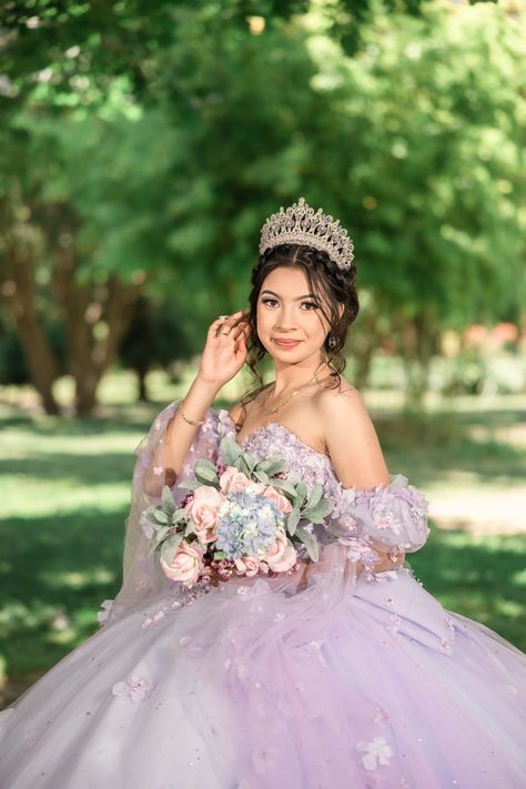 Stunning Quinceanera poses with her beautiful flower bouquet and purple dress with amazing details at the Sacramento Central Park for photo session after church ceremony before the Sebastian Ranch celebration by wedding and portrait photographer based in Sacramento CA Quince Poses Photo Shoots Picture Ideas, Quincenera Photo Shoot Poses, Quinceañera Poses Ideas, Quince Picture Poses, Quinceanera Poses Photo Shoots, Sweet 16 Photo Shoot Ideas, Quince Poses Photo Shoots, Quince Court Pictures, Quinceanera Picture Ideas