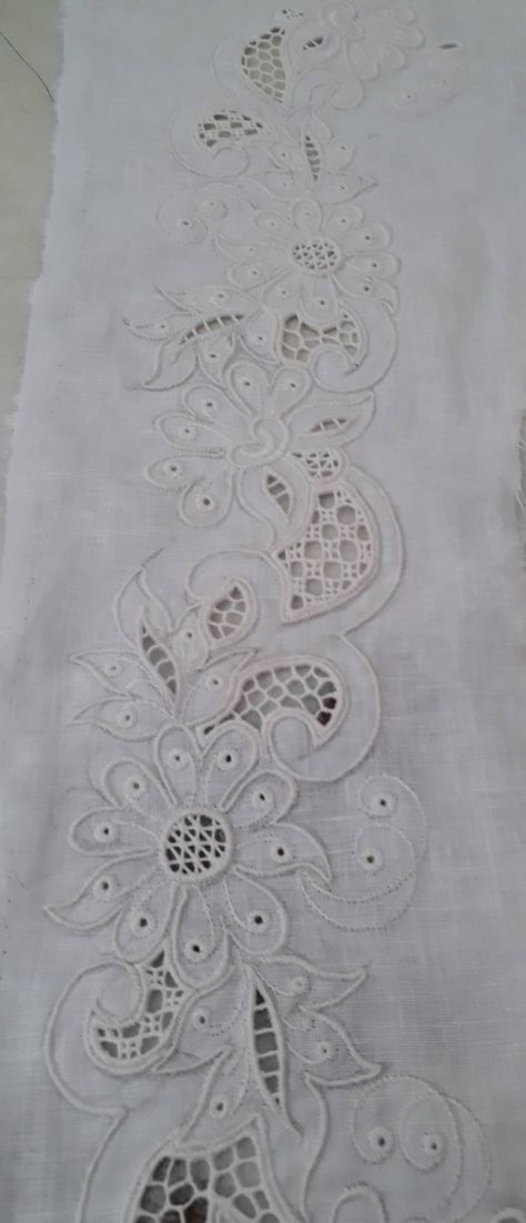 Schiffli Embroidery Design, Flower Balloons Diy, Lace Weave, Cutwork Embroidery, Embroidery Patterns Vintage, Balloon Flowers, Dog Pet Beds, Balloon Diy, Hand Embroidery Designs