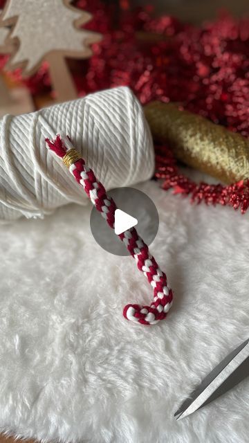 Makrabags ® on Instagram: "🍭 TUTORIAL 🍭

Einige von euch haben sich gewünscht, dass ich eine zweifarbige Zuckerstange zeige - und zwar im Kronenknoten nicht auf der Hand geknüpft. Das mach ich natürlich sehr gern und zeige euch heute quasi die Tischvariante 😄. 

Ich hab mir hierfür Snow und Lipstick aus der Weihnachtsbox von meiner lieben Zellal @makramee.by.zn geschnappt. Zwei Fäden á 2,50 m genügen für dieses kleine Projekt. 

Für mehr Stabilität kann man während des Knüpfens oder hinterher ein Stück Basteldraht einfügen. Ich hab die Zuckerstange außerdem unten mit etwas Goldschnur abgebunden. 

Viel Spaß beim Nachknüpfen! 

#makramee #macrame ##tutorial #anleitung #grundknoten #knoten #macramelove #boho #bohostyle #diy #doityourself #followｍe #instablogger #weihnachten #weihnachtsdek Makramee Christmas, Macrame Mural, Makramee Diy, Instagram Tutorial, Macrame Tutorial, Macrame, Spa, Mural, Christmas