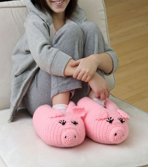 Pig Slippers, Easy Crochet Slippers, Crochet Pig, Tout Rose, Crochet Slipper Pattern, Animal Slippers, Easy Crochet Patterns Free, Crochet Booties, Crochet Socks