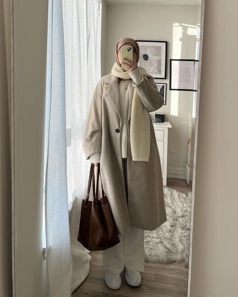 aynur on Instagram: “ben geldim 👋🏼🐨” Hijabi Winter Outfits, Explore Outfit, Modest Winter Outfits, Winter Coat Outfits, Estilo Hijab, Stile Hijab, Muslimah Outfit, Outfits Hijab, Stylish Hijab