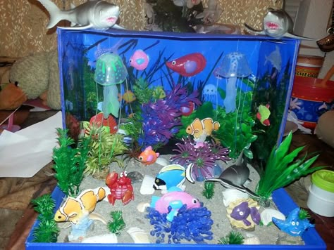 My daughters ocean diorama ! Coral Reef Biome, Ocean Diorama, Biomes Project, Ocean Habitat, Habitats Projects, Ocean Projects, Aquatic Birds, Turtle Sculpture, English Projects