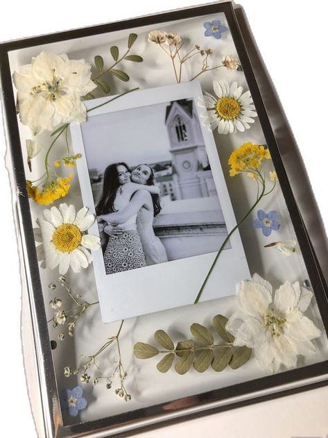 Picture Frame With Flowers, Flower Polaroid, Polaroid Gift, Box Decoration Ideas, Frame Anniversary Gift, Flower Photo Frame, Pressed Flowers Frame, Cute Picture Frames, Pressed Flower Frame