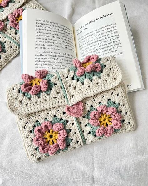 Macrame Book Sleeve, Crochet School Accessories, Crochet Book Cover Free Pattern, Book Bag Crochet, Crochet Book Bag, Back To School Crochet, Crochet Blanket Scarf, Crochet Book Sleeve, Garden Full Of Flowers