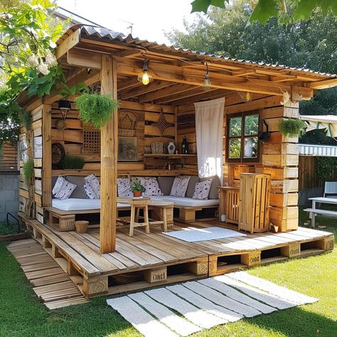 Wooden Garden Furniture Ideas, Backyard Hut Ideas, Gazebo From Pallets, Diy Pallet Gazebo, Wooden Hut Design, Wood Pallet Projects Outdoor, Pallet Gazebo Ideas, Pallet Playground, Pallet Fort