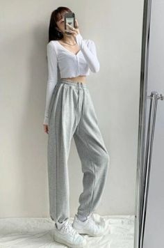 Korean Fashion Sweatpants, Joggers Outfit Korean, Jogging Pants Outfit Korean, Korean Sweatpants Outfit, Korean Workout Outfit, Korean Comfy Outfits, Comfy Korean Outfits, Dance Style Outfits, Dance Outfits Practice