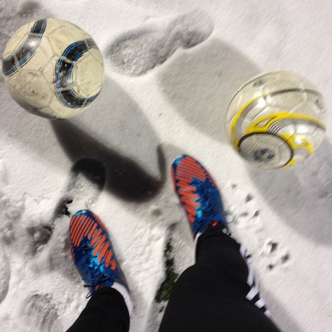 Soccer in the snow. European Football, Football Pictures, Play Soccer, The Snow, My Pictures, Soccer, Football, American Football