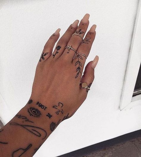 Tatouage mains : ces inspirations repérées sur Pinterest pour être stylée jusqu’au bout des doigts ! Thumb Tattoo, Thumb Tattoos, Tiny Finger Tattoos, Small Finger Tattoos, Tato Henna, Finger Tats, Ring Finger Tattoos, Inspiration Tattoos, Small Girl Tattoos