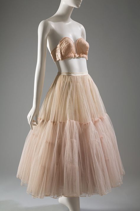 Dior Tulle Skirt, Overwire Bra, Dior 1947, Dior New Look, Dior Skirt, Gonna In Tulle, Hyper Feminine, Hourglass Silhouette, Fashion Institute