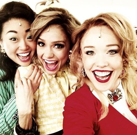 Awww! Heather Chandler, Heather McNamara, and Heather Duke. Heathers Pfp, Heathers Broadway, Heather Mcnamara, The Heathers, Heathers Fan Art, Heathers Musical, Heather Duke, Heathers Movie, Heather Chandler