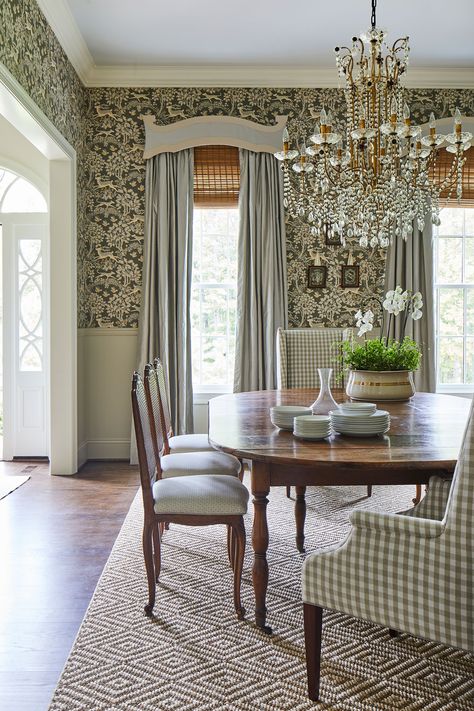 Formal Dining Room Rugs, Traditional Decor Dining Room, Oval Formal Dining Room Table, Classical Dining Room, Classic Formal Dining Room, Blue Brown Dining Room, Formal Dining Wallpaper, Traditional Kitchen Table And Chairs, Traditional Dining Room Wallpaper