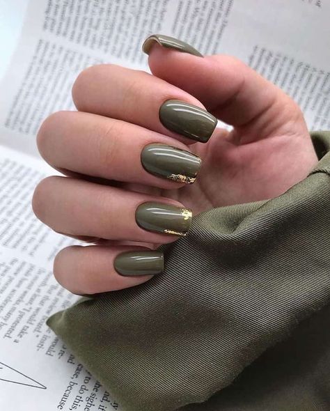 Fall Nails 2023, Olive Nails, Gold Nail Designs, Festive Nail Art, Green Nail Designs, Modern Nails, Green Nail, Nails 2023, Dark Nails