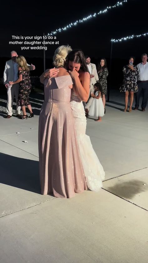 Mom And Daughter Wedding Pictures, Mother Daughter Dance Wedding, Last Dance Wedding, Mother Daughter Wedding Photos, Mother Daughter Wedding, Wedding Content, Wedding First Dance, Dream Future, Wedding Pic