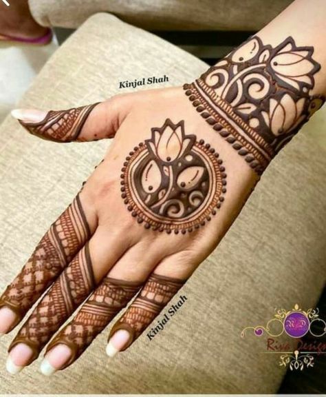 Aesthetic Mehendi Designs For Diwali Front Hand, Aesthetic Diwali Mehendi Designs, Quirky Mehendi Designs, Aesthetic Mehendi Designs For Hands Palm, Highlights Name For Me, Kamal Mehendi Design, Simplest Mehndi Designs Back Hand, Aesthetic Mehendi Back Hands Simple, Small Mahanadi Design