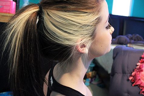 I love this! Blonde side streak on darker colored hair! So cute & unique. Looks like my hair! Anna Oliphant, Blonde Streaks, Hair Streaks, Dyed Hair Inspiration, Multicolored Hair, Have Inspiration, Book Aesthetics, Hair Color And Cut, Fan Girl