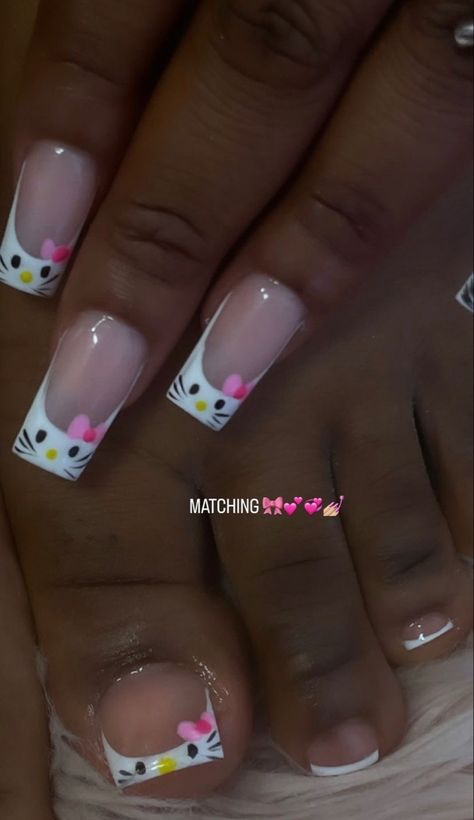 Short Square Acrylic Nails White Design, Hello Kitty Flower Nails, Y2k Nail Art Short, Square Hello Kitty Nails, Y2k Nails Acrylic Short, Short Nails Hello Kitty, Hello Kitty Toes, Y2k Nails Short, Hello Kitty Nail Art