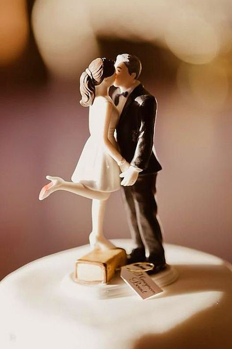 18 Romantic Wedding Cake Toppers ❤ See more: http://www.weddingforward.com/romantic-wedding-cake-toppers/ #weddings #cakes Cake Topper Wedding Romantic, Funny Cake Toppers, Funny Wedding Cakes, Wedding Fotos, Creative Wedding Cakes, Romantic Wedding Cake, Wedding Mementos, Wedding Topper, Wedding Cake Topper