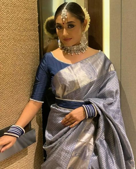 Silver Jari Saree Look, Lichi Silk Saree, South Indian Sarees, Bride Portrait, Silk Saree With Blouse, Saree Look, Soft Silk Sarees, Bollywood Saree, Party Wear Sarees