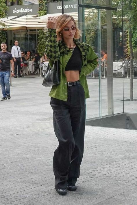 92af93f73faf3cefc129b6bc55a748a9desc51190054ri Movie Date Outfits, Bella Hadid Outfits, Hadid Style, Looks Street Style, Models Off Duty, Mode Inspo, Dope Outfits, 가을 패션, 2000s Fashion