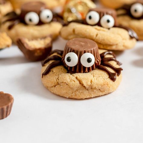 Halloween Peanut Butter Spider Cookies - Easy Cookie Recipes Peanut Butter Spider Cookies, Spider Cookies, Peanut Butter Blossom Cookies, Peanut Butter Cookie Dough, Blossom Cookies, Peanut Butter Blossoms, Cookies Easy, Easy Peanut Butter, Melting Chocolate Chips