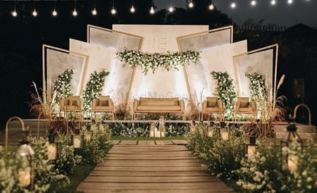 Decorasi Wedding, Outdoor Night Wedding, Engagement Stage Decoration, Reception Stage, Reception Stage Decor, Wedding Stage Backdrop, Simple Kurti, Wedding Stage Decor, Indoor Wedding Receptions