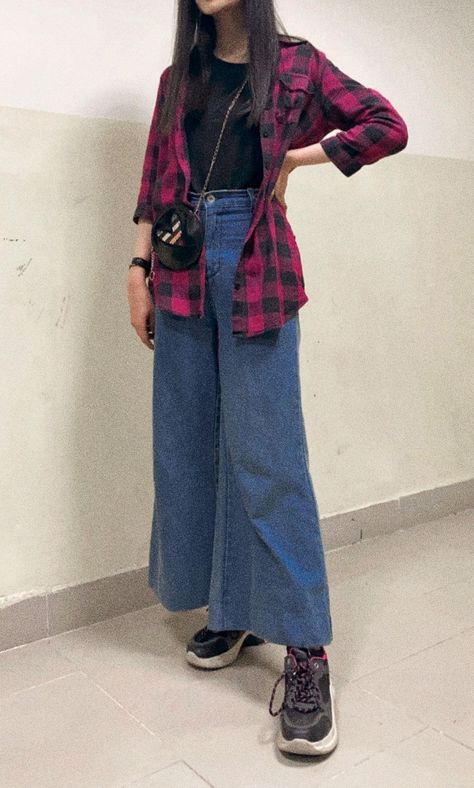 Shirt With Wide Leg Jeans, Shirt Styling Ideas, Shirt Styling, Black Plaid Shirt, Blue Jean Outfits, Styling Ideas, Pink Outfit, Pink Shirt, Pink And Black