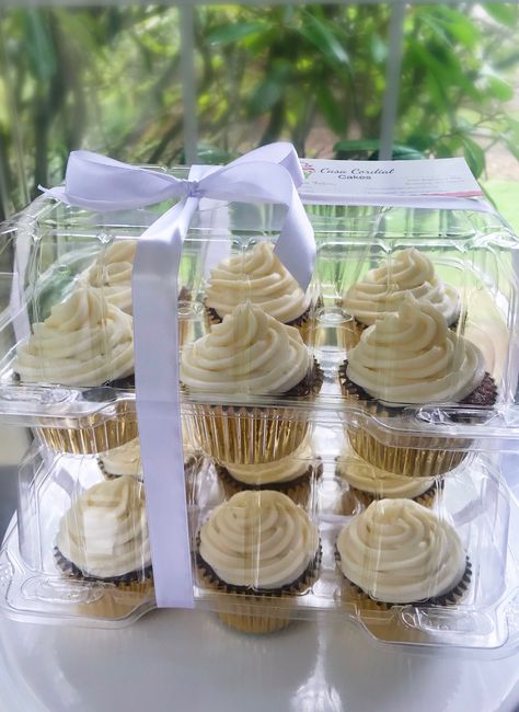 Carrot cupcakes with cream cheese frosting Cupcake Marketing Ideas, Princess Food, Bake Sale Packaging, Cupcake Packaging, Cupcake Container, Valentines Baking, Cake Cup, Cupcake Wraps, Homemade Scented Candles