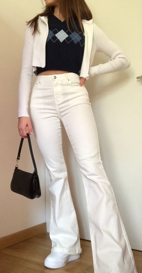 White Flare Outfit Pants, White Bootcut Pants Outfit, White Bootleg Jeans Outfit, White Jeans Flare Outfit, Outfits With White Flare Jeans, White Flares Outfit, White Flared Pants Outfit, White Flared Jeans Outfit, White Bootcut Jeans Outfit