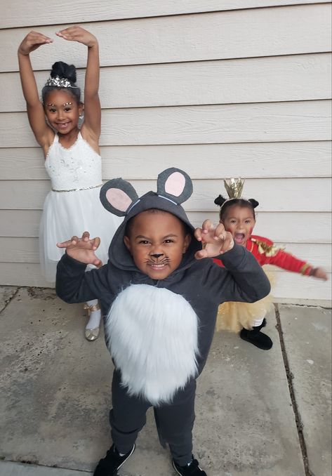 Sibling costume. 4c hair Sibling Halloween. mixed kids. The nutcracker and the four realms. Family costumes. Halloween costume. Nutcracker rat king mouse ballerina. Family Halloween costumes Nutcracker Family Costume, Mouse Ballerina, Halloween Hairstyle, Nutcracker And The Four Realms, Sibling Costume, Rat King, Angelina Ballerina, Ballerina Costume, Toss Game