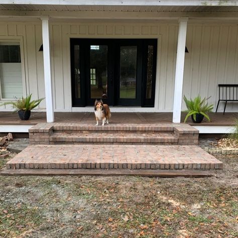 Brick Steps Front Porch Entrance Farmhouse, Exterior Steps Ideas, Brick Steps Front Porch, Porch Without Railing, Exterior Steps, Ranch Cottage, Brick Porch, Front Porch Steps, Deck Stain