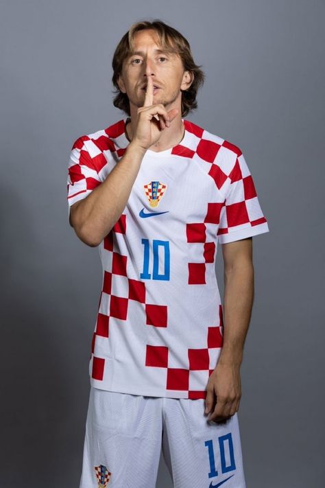 Modric Wallpapers Croatia, Modric Croatia, Luca Modric, Modric Wallpapers, Football Poses, Childhood Aesthetic, Soccer Photography, Vikings Ragnar, Luka Modric