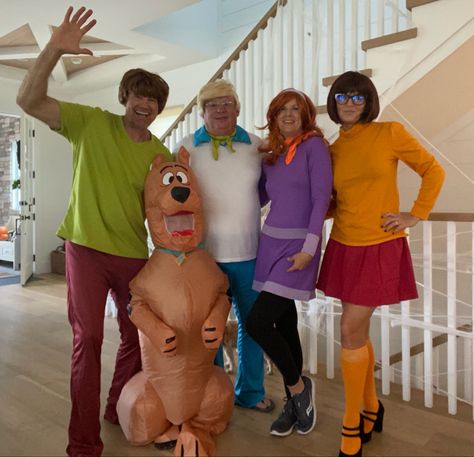 Scoby Doby Doo Halloween Costumes, Scooby Doo Gang Costumes, Scooby Doo Costumes Group, Scooby Doo Disfraz, 90s Cartoon Costumes, Funny Group Costumes, Gang Costumes, Scooby Doo Halloween Costumes, Funny Group Halloween Costumes