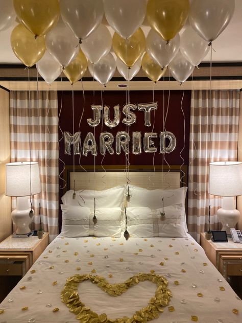 Bride And Groom Hotel Room Decoration, Mr And Mrs Balloons Wedding, Just Married Decorations Ideas, Just Married Bedroom Ideas, Bridal Room Decorations Balloons, Room Decor Bedroom Balloons, Wedding Night Suite Decorations, Just Married Balloons Decoration, Just Married Room Decor