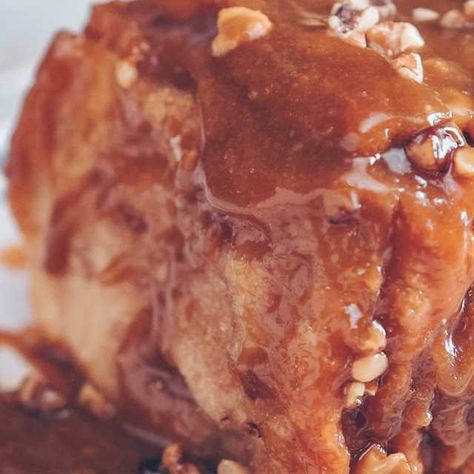 Maple Sticky Buns, Sticky Rolls, Pecan Sticky Buns, Baked Breads, Hispanic Food, Pull Apart Bread, Sticky Buns, Pull Apart, Caramel Sauce