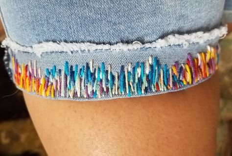 Jean Jacket Embroidery Ideas, Embroidery Upcycling, Boro Embroidery, Jeans Bordado, Embroidered Jean Shorts, Embroidery Jeans Diy, Embroidery Shorts, Jeans Custom, Jean Quilt