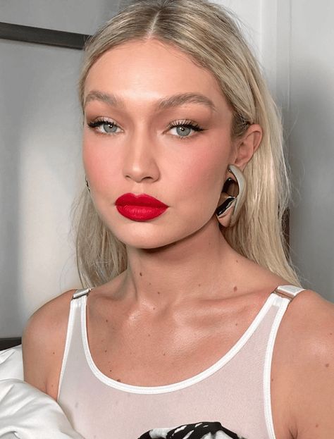 Gigi Hadid Makeup, Red Lips Makeup Look, Gigi Hadid Looks, Color Blur, Red Lipstick Makeup, Red Lip Makeup, Red Lip, Lipstick Makeup, Celebrity Makeup