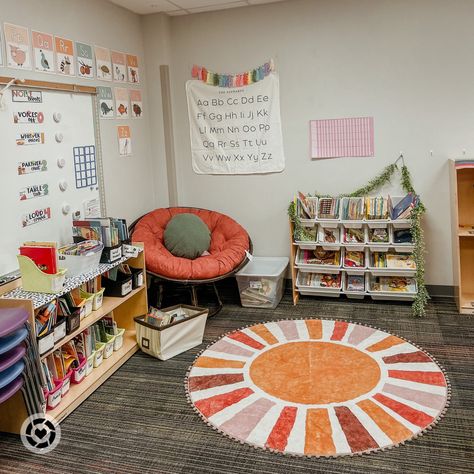 Classroom Flexible Seating, Classroom Reading Corner, Teacher Library, Groovy Classroom, Reading Corner Classroom, Flexible Seating Classroom, Sped Classroom, Corner Ideas, Teacher Board