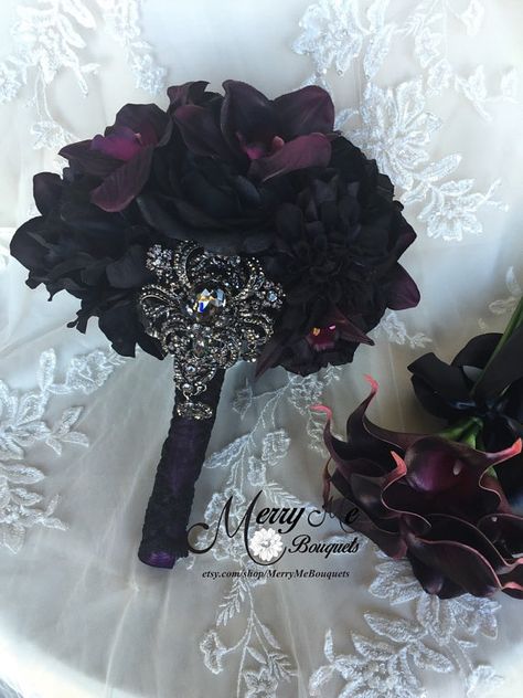 Black Bouquet Black Silk Bouquet Purple and by MerryMeBouquets Gothic Bridesmaid Bouquet, Beetlejuice Wedding, Haunted Wedding, Gothic Wedding Theme, Bouquets Ideas, Purple Quince, Black Bouquet, Beach Wedding Centerpieces, Beach Theme Wedding Invitations