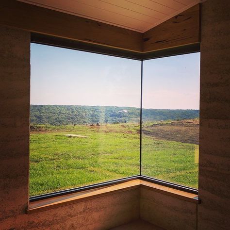 There are many types of windows that you can present in your home decor, one of which is a corner window. As the name suggests, this window is in one corner of your house. Made using glass material, it succeeds in providing natural lighting and can also present the beauty of the outdoor directly. In addition, this window will also give the impression of a wider space. Corner Window from @mtmarthadesign Cubic Windows At Corner, Frameless Corner Window, Floor To Ceiling Corner Windows, L Window Design, Corner Picture Window, Corner Glass Window Living Room, Square Window Design, Window Corner Ideas, Cubic Window